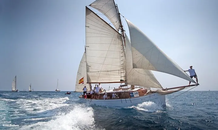 Private luxury Classic yacht tour in Barcelona, swimming and appetizer in Bon Temps 1926