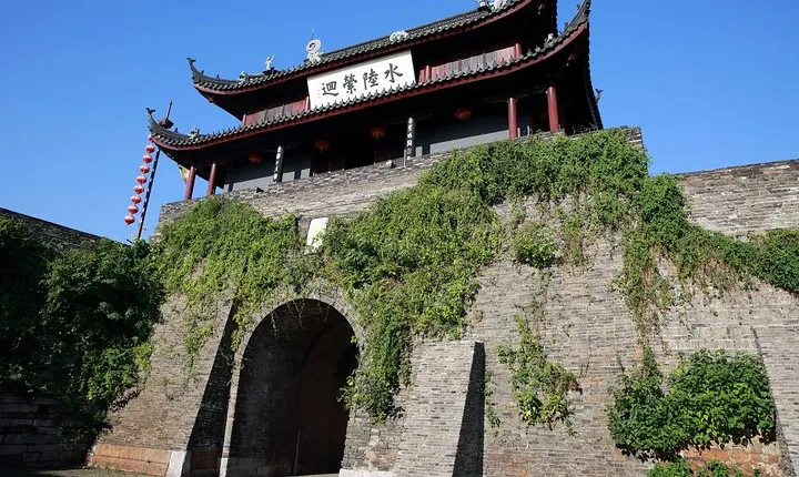 Suzhou Private Walking Tour with Panmen Gate, City Moat and Yiyuan Garden