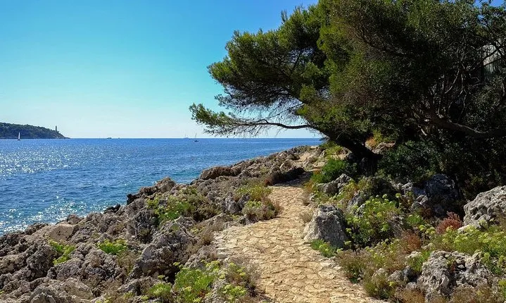 Picturesque walk from Nice to Villefranche sur Mer with pic-nic and swim