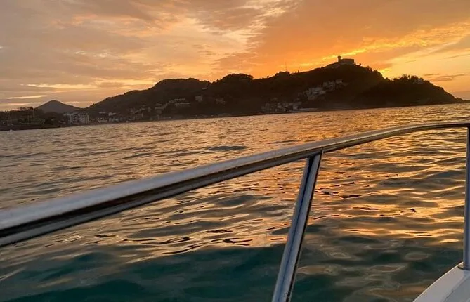 Private Boat Rental 2 Hours at Sunset in San Sebastián
