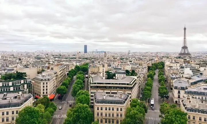 6 hours Paris city tour with Seine River Lunch cruise and Galeries Lafayette 