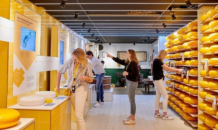 Gouda visit by train with Cheese Experience Entry from Amsterdam