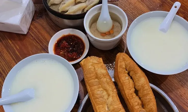 Eat Like a Local! Beijing Private 2 Hour Breakfast Tour in Hutong