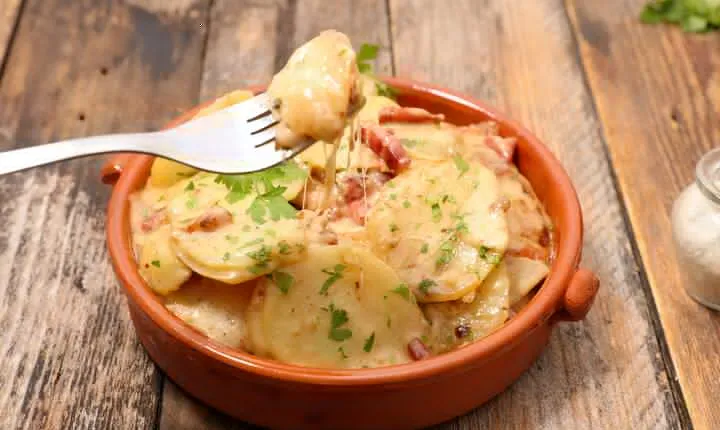 Traditional French Food and Paris Old Town Private Tour 