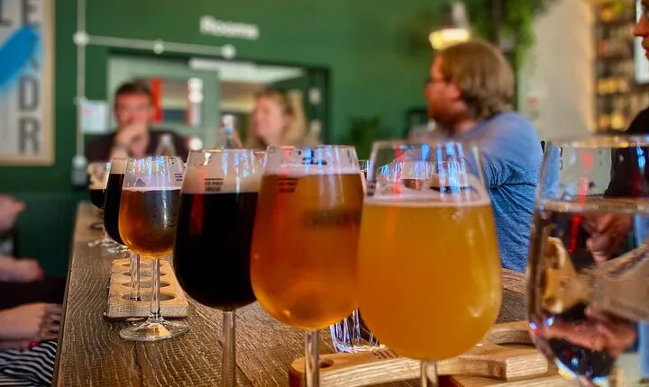 Edinburgh: Craft Beer and Bar Tour with 8 Tastings