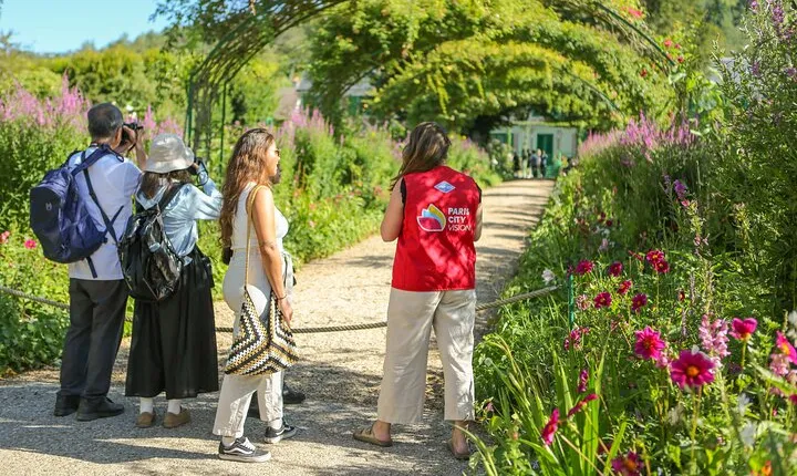 Giverny & Versailles Private Day Tour with Lunch from Paris