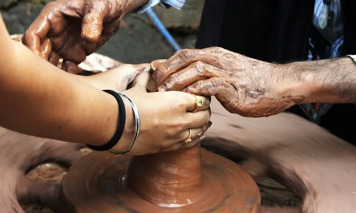 Pottery Village Cycling Tour from Pinnawala