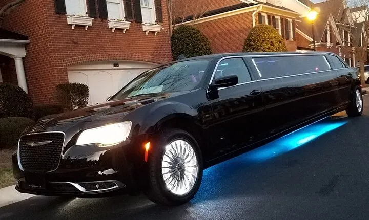 Las Vegas Strip at night like a Star with champagne by luxury limo - 3 or 5 hrs