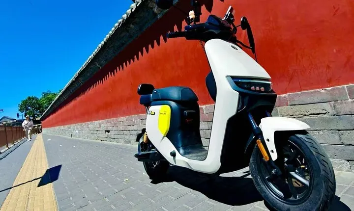 Beijing electric bicycle riding landmarks and local life