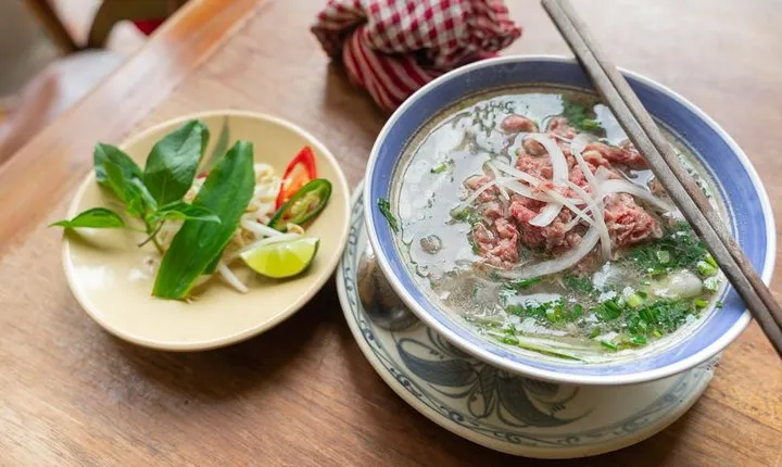 Hanoi Walking Foodie Tour by night