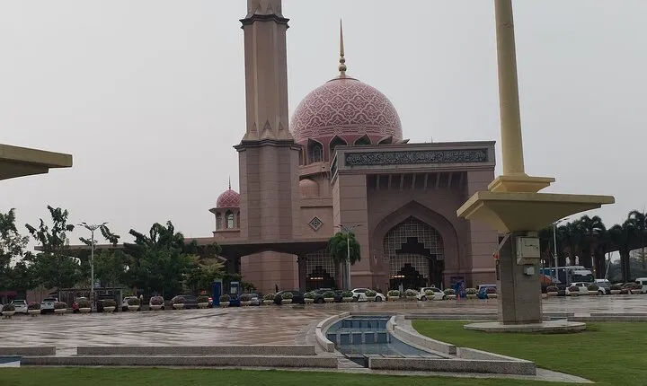 Putrajaya Batu Caves and Kuala Lumpur sightseeing Tour