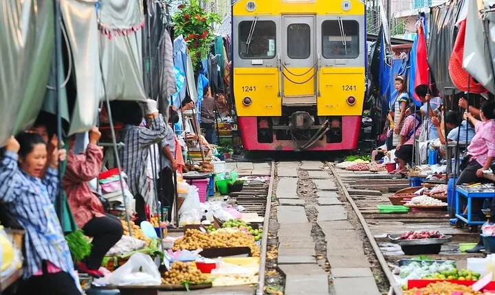 Private Guided Tour to Train Market and Damnoensaduak Floating Market