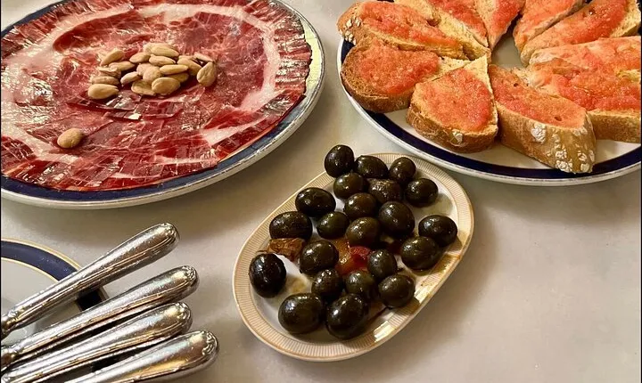 Experience Private Tapas and Wine Tour in Madrid