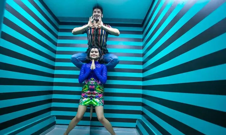 Private Tour in Louvre, Museum of Illusions and Seine