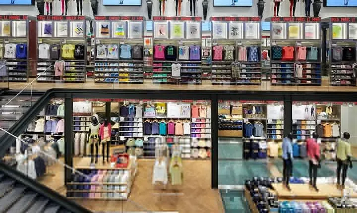 Full-Day Paris Private VIP Tour with Shopping and Cabaret Experience 