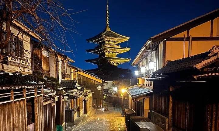 Kyoto: Gion Magical Night Walking Tour