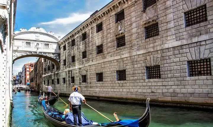 Public Tour: An Ancient Stroll around Venetian Canals