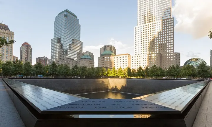 Private 4-hour Walking Tour Downtown and 9/11 Memorial Tour in NY