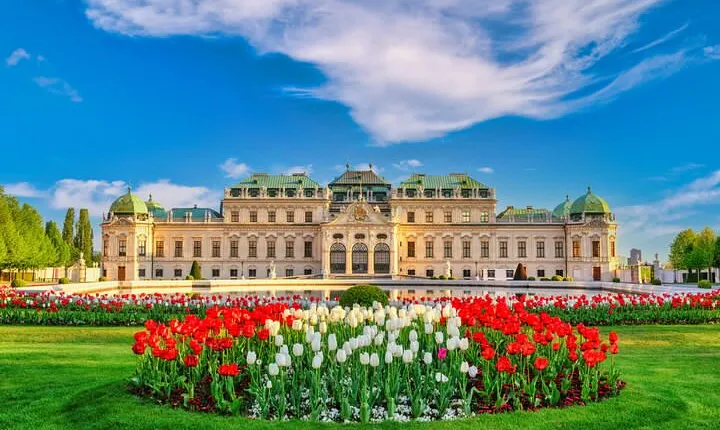 Skip-the-line Belvedere Palace Guided Tour with Transfers