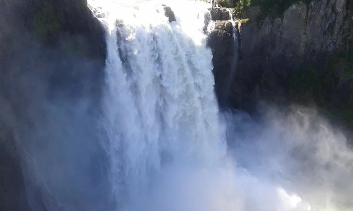 Private Cascade Mountains and Waterfalls Tour from Seattle