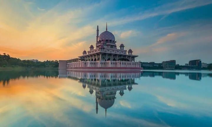 Putrajaya Tour with Pink Mosque and Boat Ride