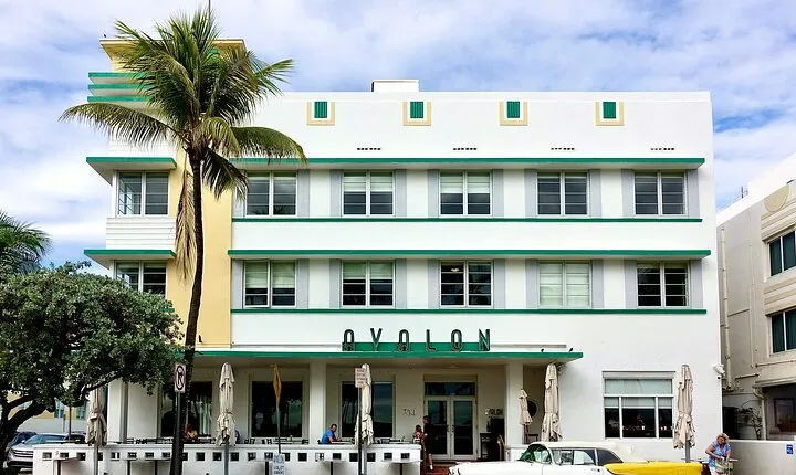 Group TOUR OF THE ART DECO SOUTH BEACH DISTRICT IN FRENCH 2H