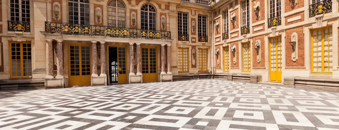 Palace of Versailles and the Trianon with transportation from Paris