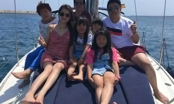 Barcelona 2-hour Private Boat Tour with Open Bar