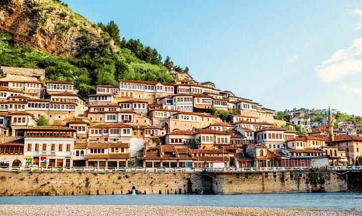 From Tirana: Berat UNESCO Full-Day Tour and Belshi Lake 