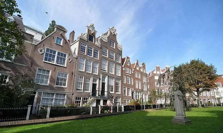 3 hour Amsterdam Private Guide Walking Tour with an Amsterdam born raised Guide