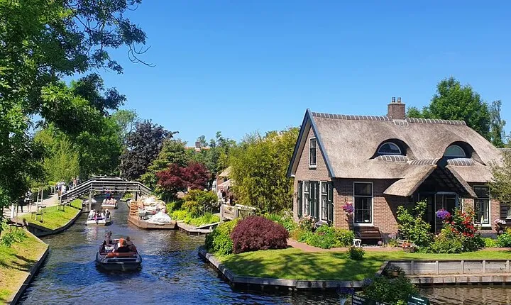 Giethoorn and Zaanse Schans Day Tour with Small Boat Ride