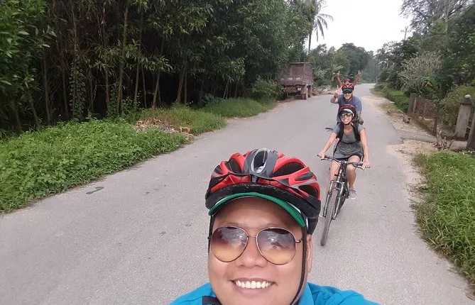 Hue Tombs Tour by Bike and Boat Cruise on Perfume River