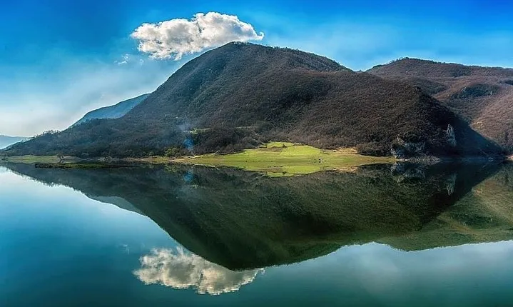 2 days: Hike the peak, Kayak the lake, visit Castle and best food