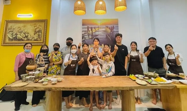 Private Traditional Cooking Class and Pho with Local Girl