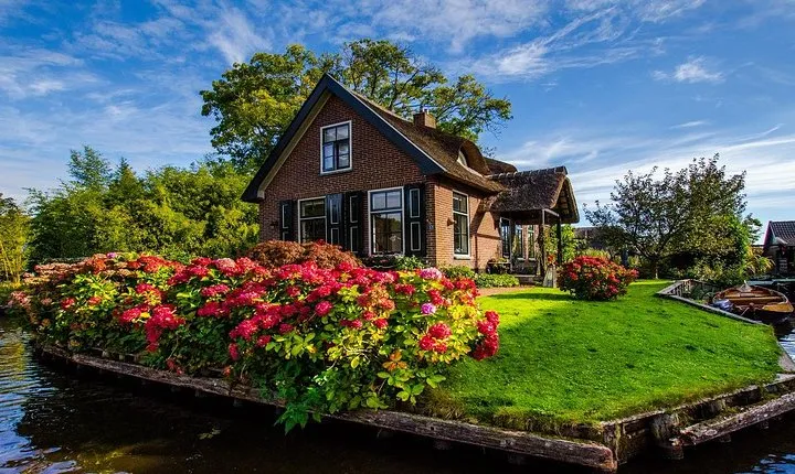 Giethoorn Guided Day Trip with Boat Ride from Amsterdam