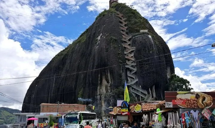 Full-day all-inclusive tour Guatapé Piedra del Peñol
