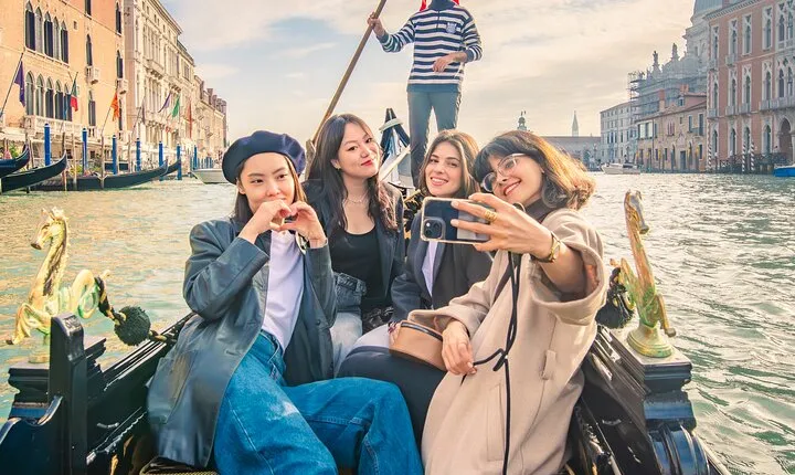 Venice: Classic 30-Minute Gondola Ride Through the Canals