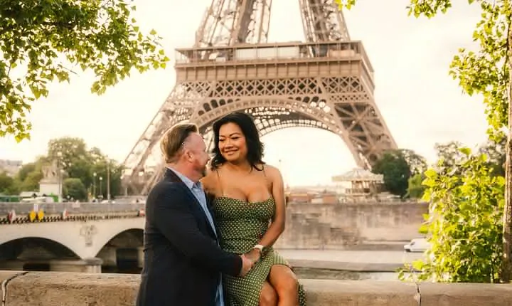 Professional Eiffel Tower Photo Tour with VOGUE Photographer