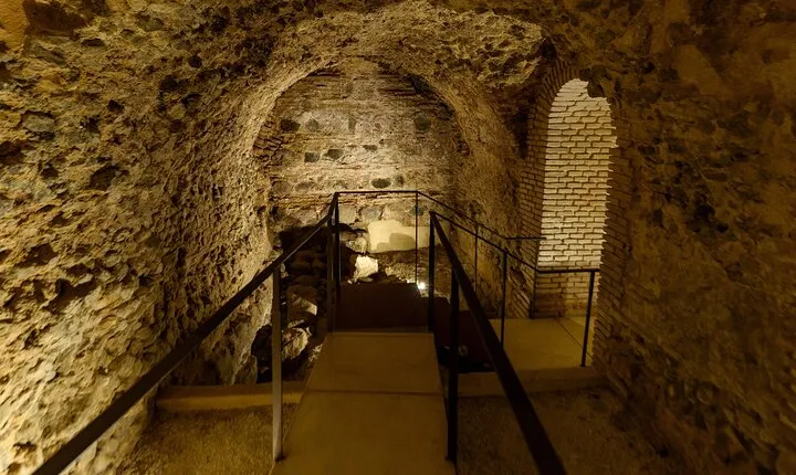 Toledo Underground Tour Visit Thermae and Private Basements