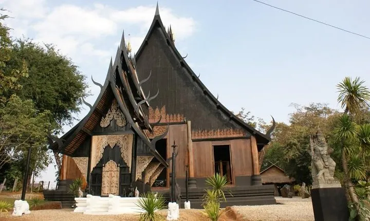 Full-Day Guided Tour of Chiang Rai Temples from Chiang Mai