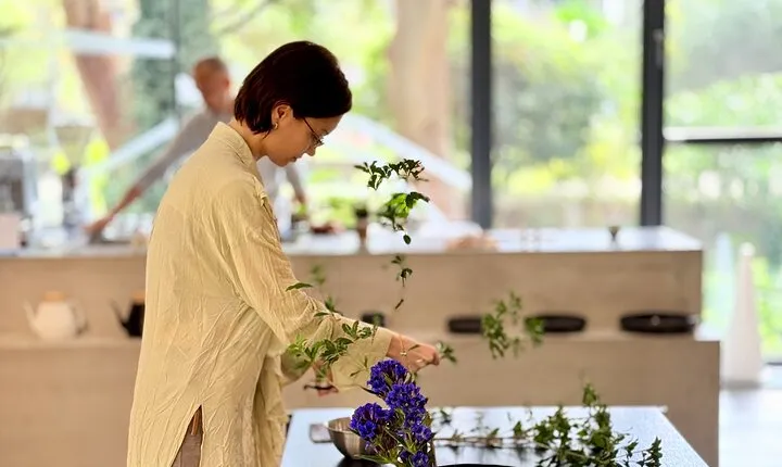 Traditional Japanese Flower Styling Workshop - Ikebana in Osaka