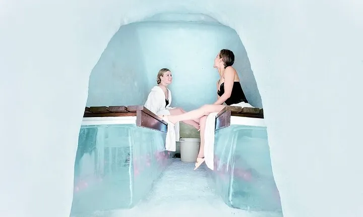 Snow sauna experience in Rovaniemi