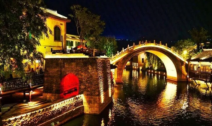 Beijing Hutong Night Tour with Yunnan Style Dinner and Boat Ride