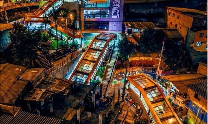 Comuna 13 night time tour medellin