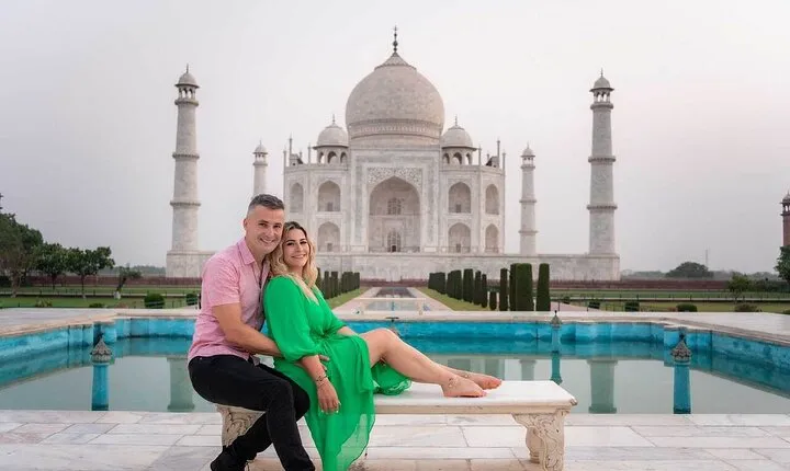 From Delhi: Deluxe Taj Mahal Agra Tour with Luxury cars.