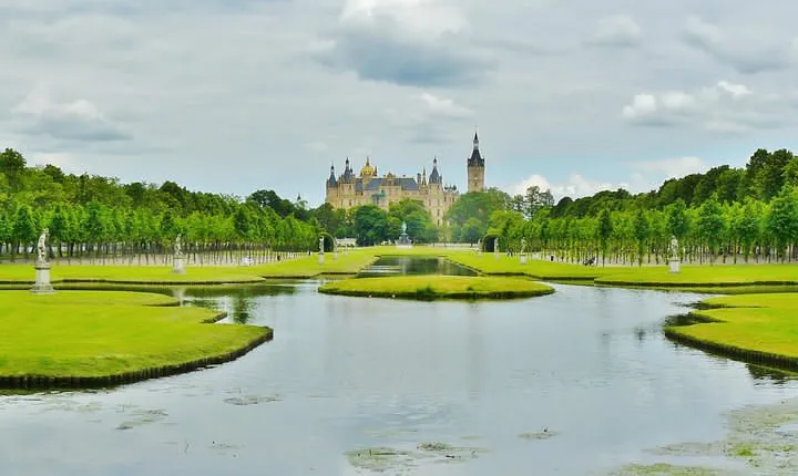 Schwerin Walking tour with Castle Exteriors & Cathedral