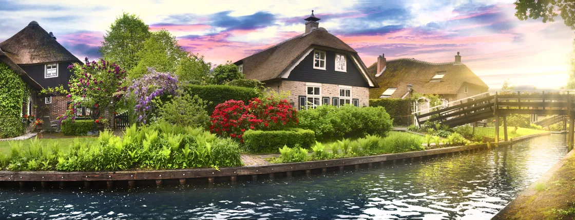Private day trip to Giethoorn with 1-hour boat tour