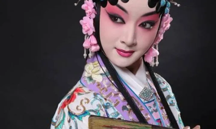 Shanghai at Night with Chinese Opera, Dinner, and Drinks