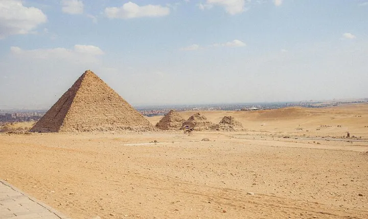 Giza Tour to Pyramids Memphis City and Sakkara 
