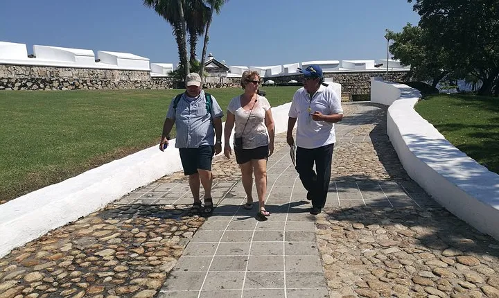 San Diego Fortress Explorer 6-Hour Highlights Walking & Van Tour